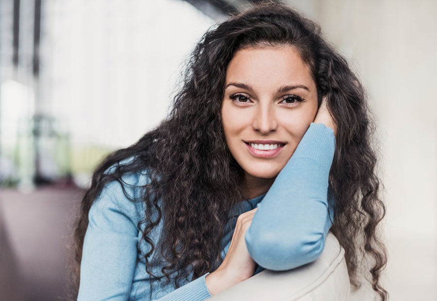 polident_sevilla-chica-sonriendo clínica dental en Tomares, dentista en Tomares, salud oral en Tomares, salud bucodental en Tomares.