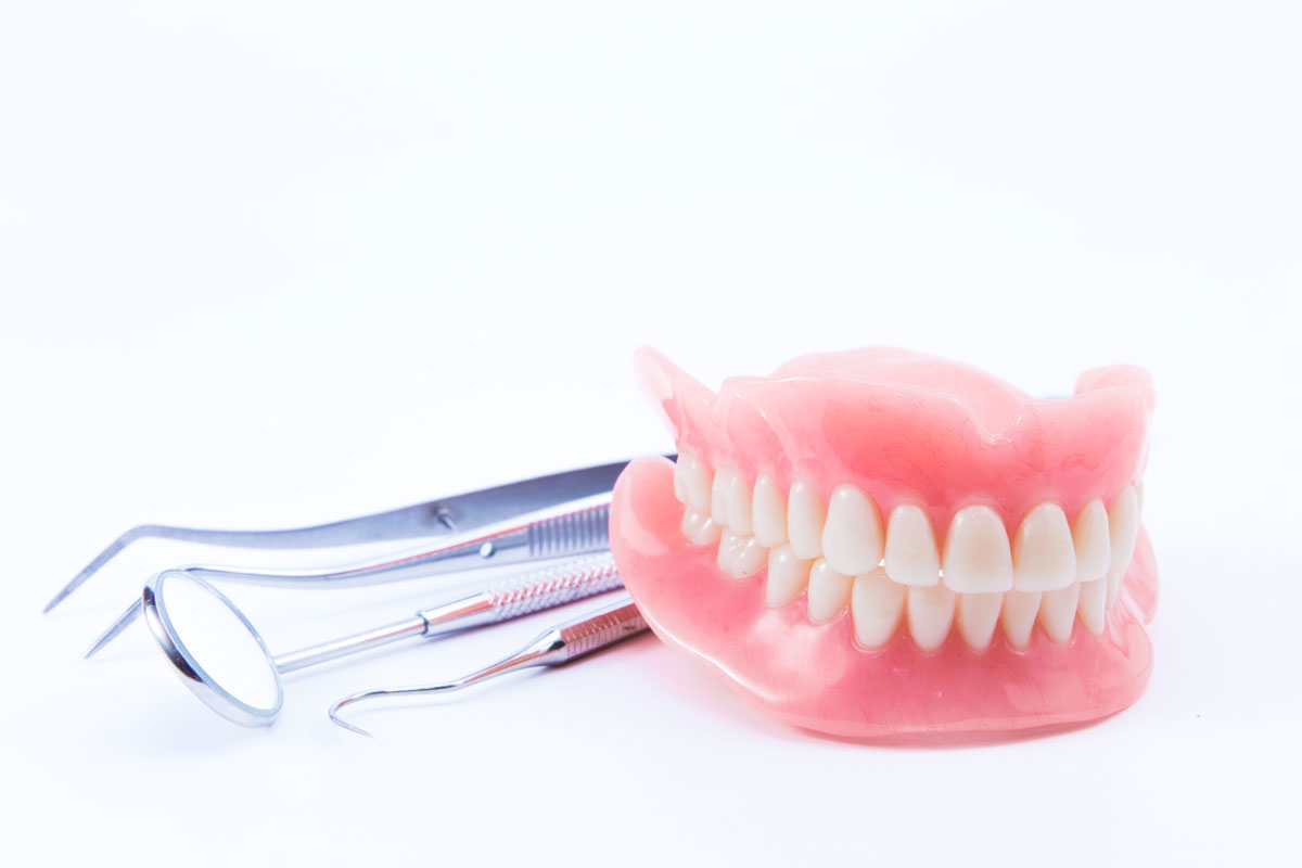 clínica dental en Tomares, dentista en Tomares, prótesis dentales en Tomares, prótesis dental fija en Tomares, prótesis dental removible en Tomares.