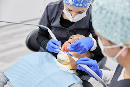 Caries dental en adultos: cómo prevenirlas y tratarlas de manera eficaz