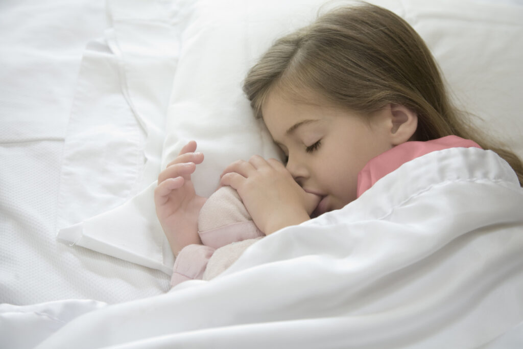 Chuparse el pulgar: ¿qué consecuencias tiene para la salud oral de los niños?